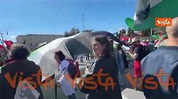 Alla manifestazione No Kings a Roma sventola un'enorme bandiera della Palestina