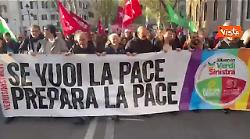 Striscione di Avs 'Se vuoi la pace prepara la pace' alla manifestazione No Kings a Roma
