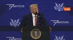 Finta gaffe di Trump: Devono riaprire lo Stretto di Trump... Volevo dire Hormuz