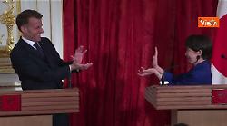Emmanuel Macron e la prima ministra giapponese Takaichi imitano l'onda energetica di Dragon Ball