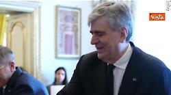 Mazzi stringe la mano di Meloni troppo presto al giuramento: Scusate &egrave; la prima volta