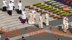 Papa Leone XIV esce sul sagrato di Basilica  S. Pietro per celebrare la sua prima messa di Pasqua