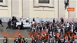 Il giro in papamobile di Leone XIV in piazza San Pietro dopo la Messa di Pasqua