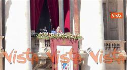 Leone XIV benedice i fedeli dal balcone di San Pietro e rientra in basilica dopo l'Urbi et Orbi