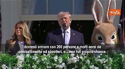 Trump parla di guerra in Iran col coniglio pasquale a fianco: Siamo una grande potenza militare