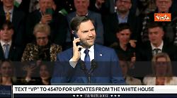 Vance chiama Trump durante comizio in Ungheria, parte segreteria poi risponde: Dammi un secondo