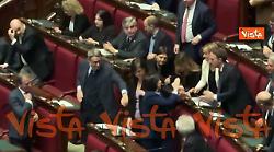 Schlein a Meloni: Non si preoccupi toccher&agrave; a noi, standing ovation e abbracci per la leader Dem