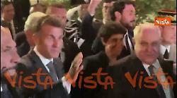 Ovazione per Macron all'uscita dalla sede di Sant'Egidio a Roma