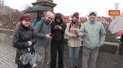 Passeggiata sotto la neve per Mattarella sul Ponte Carlo di Praga