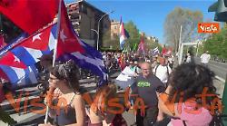 'Gi&ugrave; le mani da Cuba socialista', il coro alla manifestazione pro Cuba a Roma