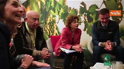 Commissario Ue all'Agricoltura Hansen indossa spilla "Make wine, not war" di Coldiretti al Vinitaly