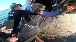 L'apertura della capsula e l'applauso per gli astronauti dopo l'ammaraggio di Artemis II