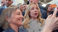 Bagno di folla, brindisi e selfie, la visita della premier Meloni al Vinitaly