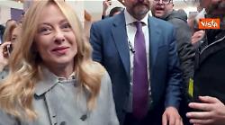 "Ma che stai a fa?", Meloni scherza con un fan e gli prende telefono per scattare selfie al Vinitaly