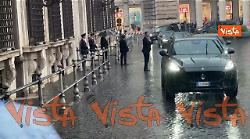 Zelensky arriva a Palazzo Chigi per incontro con Meloni. La pioggia e l&rsquo;ingresso in macchina