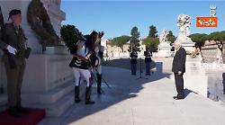 Mattarella depone una corona d'alloro a Altare della Patria per l'81&deg; Anniversario della Liberazione