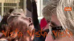 Il corteo del 25 aprile passa tra le vie di Roma, tra striscioni e cori