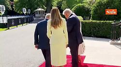 'Braccio di ferro' tra Carlo e Trump durante la stretta di mano all'arrivo dei reali a Casa Bianca
