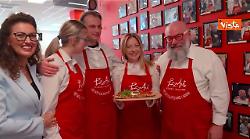 Meloni mangia la pizza da PizzAut durante la visita al ristorante a Monza per il Primo Maggio