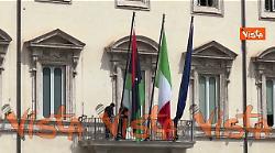 La bandiera libica viene sistemata sul balcone di Palazzo Chigi per la visita del premier Dbeibeh