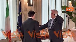 Tajani mostra al segretario di Stato Marco Rubio il libro della Storia di Roma