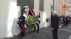 Mattarella depone una corona alla lapide di Aldo Moro in via Caetani per 40 anni dall'uccisione