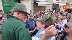 Crosetto sfila con gli Alpini a Genova per la 97esima adunata, 90mila penne nere presenti