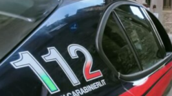 Nascondeva cocaina nella console centrale dell'auto: in casa trovati contanti in una scarpa. Arrestato 25enne