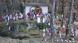 "Il mio presepe un atto d&rsquo;amore". L'opera di Barbetti fatta di manichini in abiti moderni illumina Leggiana