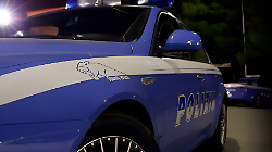 Terni, calci, pugni e sputi agli agenti della polizia in strada: arrestati un uomo e una donna