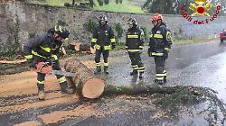 Orvieto, il maltempo manda in tilt le strade. I vigili del fuoco soccorrono anche un'ambulanza