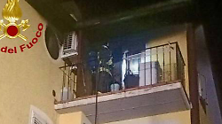 Fiamme nella mansarda di una palazzina: trasportata in ospedale la persona all'interno. &Egrave; in buone condizioni