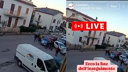 Non si ferma all'alt della polizia, scatta l'inseguimento ma si schianta contro le auto parcheggiate