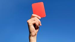 Entra in campo, insulta e prende per il collo l'arbitro durante il match di Prima categoria: scatta il daspo per il 52enne