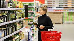 Gli italiani spendono di pi&ugrave; e acquistano meno. Le famiglie tirano la cinghia: consumi in frenata, negozi in affanno