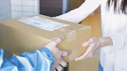 Il pacco arriva in ritardo e insulta e minaccia di morte la postina. Poi aggredisce il responsabile: denunciato