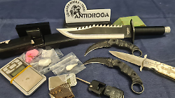 Sorpreso a spacciare cocaina in via Garibaldi: trovati anche hashish, coltelli e scacciacani. Arrestato 31enne