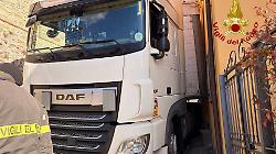 Camion rimane incastrato tra un'abitazione e una chiesa: fatti evacuare una donna e due bambini