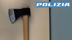 Aggredisce una famiglia con un'accetta: ferisce la mamma e fa cadere il bimbo dal passeggino. Denunciato 21enne