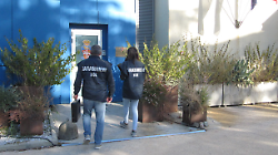 Rifiuti pericolosi e materiali contaminati abbandonati fuori da un'azienda: nei guai il titolare