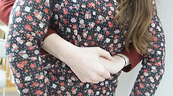 Studentessa rischia di soffocare per un boccone andato di traverso, la professoressa la salva. La famiglia: "Grazie"