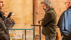 Simone Cristicchi in fila con i pellegrini rende omaggio al Santo: "Davanti a Franciscus Nostro fratello universale"