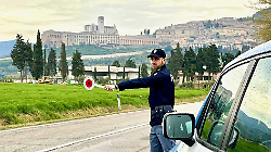 Esce da un locale, sale in auto e poi si rifiuta di sottoporsi all'etilometro: patente ritirata