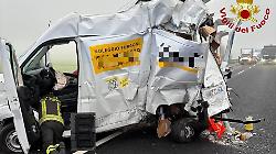 Incidente tra Orte e Attigliano: coinvolti nello schianto un furgone e due camion. Un ferito in ospedale