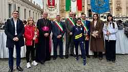 Norcia porta la Fiaccola Benedettina dal Papa: messaggio di pace mentre crescono le tensioni internazionali