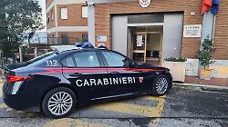 Vede l'annuncio e finge di voler comprare l'auto: scambia le chiavi durante la prova e fugge sulla E45 prima di pagare. Arrestato