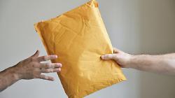 Ritira un pacco dal corriere, dentro c&rsquo;era quasi mezzo chilo di hashish: arrestato 21enne