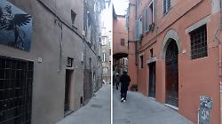 Via della Viola torna a risplendere: ripulite le mura dagli imbrattamenti