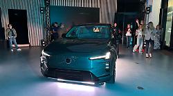 Volvo EX60: l'automobile sapiens con Gemini, cinture adattive e ricarica bidirezionale