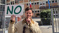 Referendum, polemiche a urne aperte: il vicepresidente Bori col cartello del No, i messaggi subliminali del S&igrave;